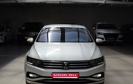 Volkswagen Passat B8 рестайлинг, 2021 год, 2 450 000 рублей, 2 фотография