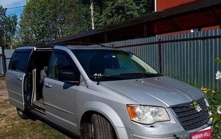 Chrysler Town & Country V рестайлинг, 2010 год, 1 150 000 рублей, 1 фотография