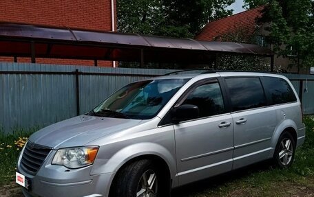 Chrysler Town & Country V рестайлинг, 2010 год, 1 150 000 рублей, 2 фотография
