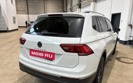 Volkswagen Tiguan II, 2022 год, 2 642 000 рублей, 2 фотография