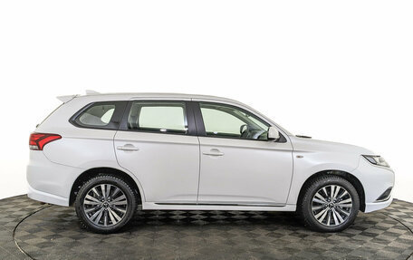 Mitsubishi Outlander III рестайлинг 3, 2022 год, 2 790 000 рублей, 4 фотография