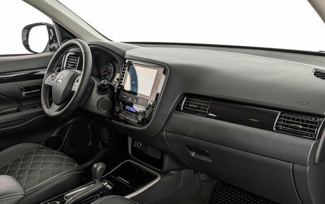 Mitsubishi Outlander III рестайлинг 3, 2022 год, 2 790 000 рублей, 13 фотография