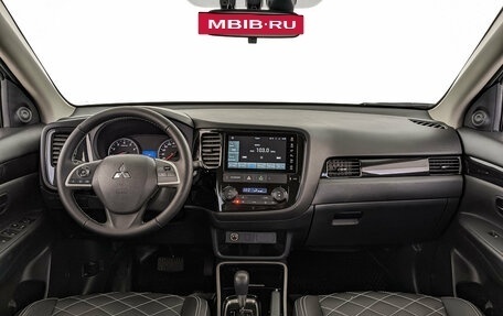 Mitsubishi Outlander III рестайлинг 3, 2022 год, 2 790 000 рублей, 14 фотография