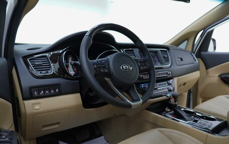 KIA Carnival III, 2018 год, 2 075 000 рублей, 5 фотография