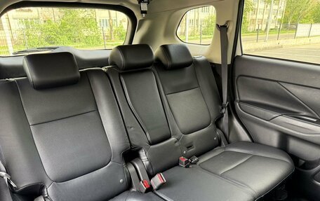 Mitsubishi Outlander III рестайлинг 3, 2017 год, 1 997 000 рублей, 10 фотография