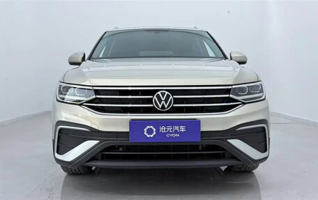 Volkswagen Tiguan II, 2022 год, 2 200 000 рублей, 2 фотография