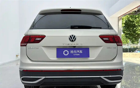 Volkswagen Tiguan II, 2022 год, 2 200 000 рублей, 5 фотография