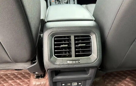 Volkswagen Tiguan II, 2022 год, 2 200 000 рублей, 19 фотография