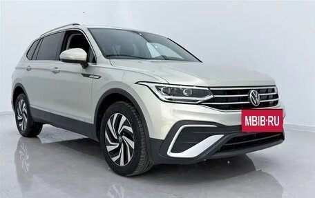 Volkswagen Tiguan II, 2022 год, 2 200 000 рублей, 3 фотография