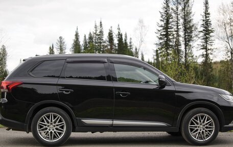 Mitsubishi Outlander III рестайлинг 3, 2018 год, 2 000 000 рублей, 6 фотография