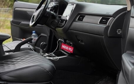 Mitsubishi Outlander III рестайлинг 3, 2018 год, 2 000 000 рублей, 12 фотография