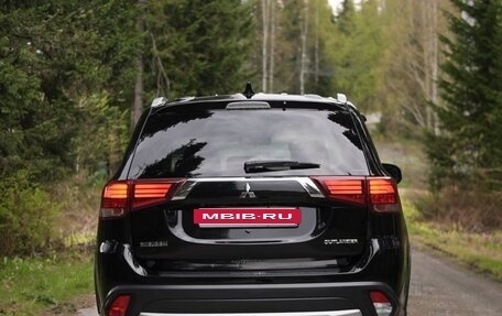 Mitsubishi Outlander III рестайлинг 3, 2018 год, 2 000 000 рублей, 10 фотография