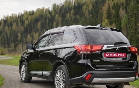 Mitsubishi Outlander III рестайлинг 3, 2018 год, 2 000 000 рублей, 4 фотография
