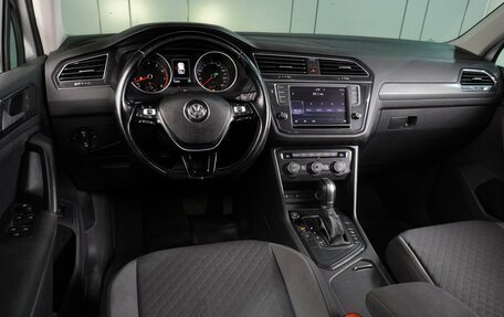 Volkswagen Tiguan II, 2017 год, 1 999 000 рублей, 6 фотография