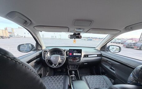 Mitsubishi Outlander III рестайлинг 3, 2019 год, 2 600 000 рублей, 3 фотография