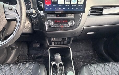 Mitsubishi Outlander III рестайлинг 3, 2019 год, 2 600 000 рублей, 4 фотография