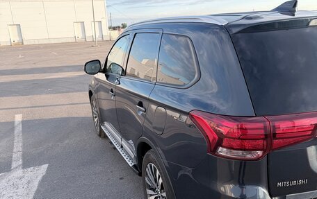 Mitsubishi Outlander III рестайлинг 3, 2019 год, 2 600 000 рублей, 9 фотография