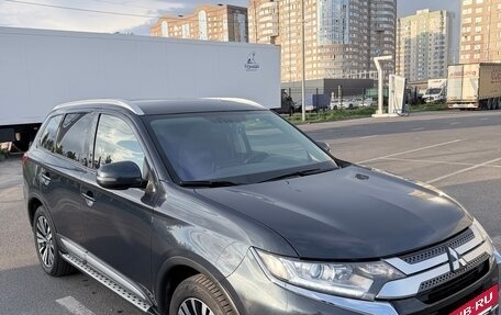 Mitsubishi Outlander III рестайлинг 3, 2019 год, 2 600 000 рублей, 2 фотография