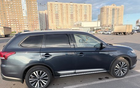 Mitsubishi Outlander III рестайлинг 3, 2019 год, 2 600 000 рублей, 12 фотография