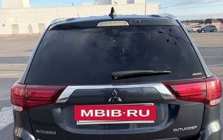 Mitsubishi Outlander III рестайлинг 3, 2019 год, 2 600 000 рублей, 10 фотография