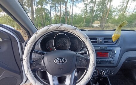 KIA Rio III рестайлинг, 2014 год, 980 000 рублей, 21 фотография
