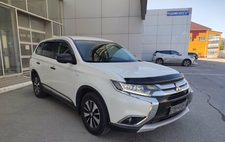 Mitsubishi Outlander III рестайлинг 3, 2017 год, 1 550 000 рублей, 2 фотография