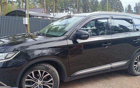 Mitsubishi Outlander III рестайлинг 3, 2017 год, 1 920 000 рублей, 2 фотография