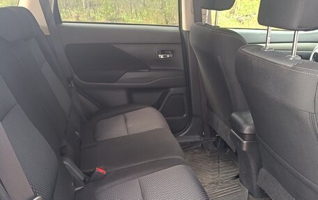 Mitsubishi Outlander III рестайлинг 3, 2017 год, 1 920 000 рублей, 14 фотография