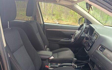 Mitsubishi Outlander III рестайлинг 3, 2017 год, 1 920 000 рублей, 15 фотография