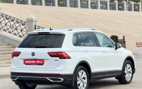 Volkswagen Tiguan II, 2021 год, 3 850 000 рублей, 2 фотография