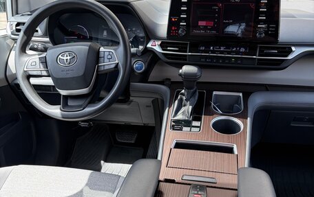 Toyota Sienna, 2021 год, 3 450 000 рублей, 14 фотография