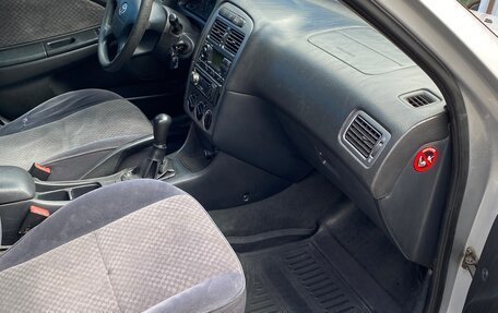 Toyota Avensis III рестайлинг, 2002 год, 399 000 рублей, 23 фотография