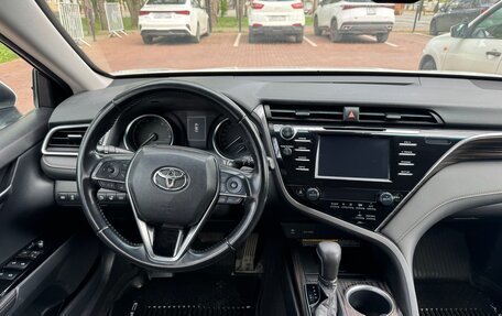 Toyota Camry, 2018 год, 2 340 000 рублей, 9 фотография