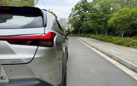 Lexus UX I, 2023 год, 1 900 000 рублей, 9 фотография