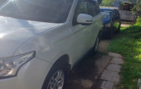 Mitsubishi Outlander III рестайлинг 3, 2013 год, 1 045 000 рублей, 6 фотография