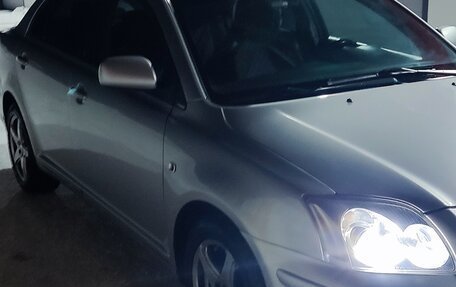 Toyota Avensis III рестайлинг, 2004 год, 500 000 рублей, 1 фотография