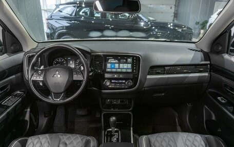 Mitsubishi Outlander III рестайлинг 3, 2022 год, 3 449 000 рублей, 9 фотография