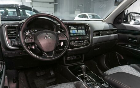 Mitsubishi Outlander III рестайлинг 3, 2022 год, 3 449 000 рублей, 7 фотография