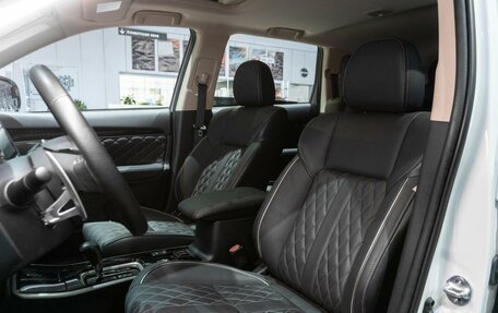 Mitsubishi Outlander III рестайлинг 3, 2022 год, 3 449 000 рублей, 12 фотография