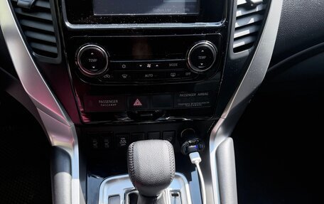 Mitsubishi Pajero Sport III рестайлинг, 2018 год, 3 250 000 рублей, 12 фотография