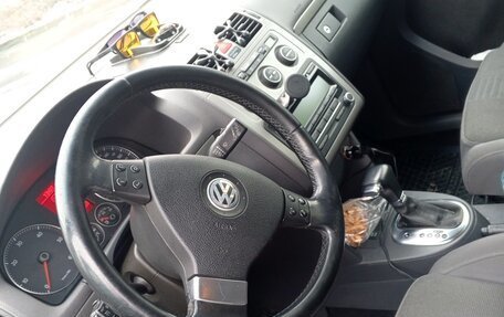 Volkswagen Touran III, 2010 год, 650 000 рублей, 5 фотография