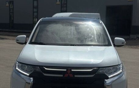 Mitsubishi Outlander III рестайлинг 3, 2017 год, 2 095 000 рублей, 2 фотография