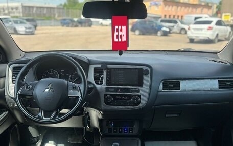 Mitsubishi Outlander III рестайлинг 3, 2017 год, 2 095 000 рублей, 11 фотография