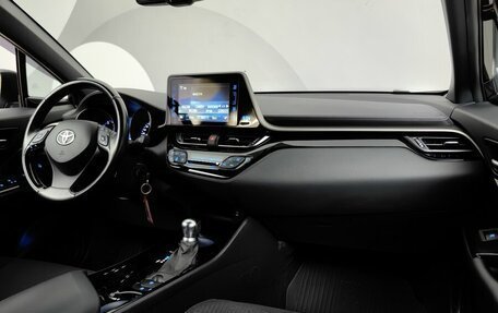 Toyota C-HR I рестайлинг, 2018 год, 2 210 000 рублей, 13 фотография