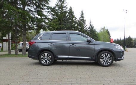 Mitsubishi Outlander III рестайлинг 3, 2019 год, 2 500 000 рублей, 2 фотография