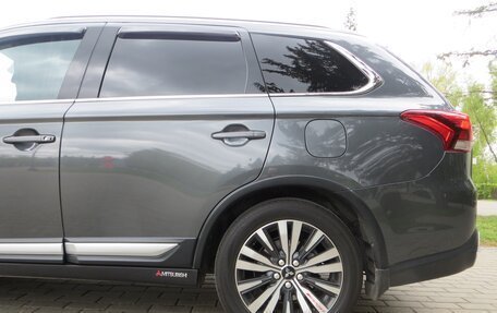Mitsubishi Outlander III рестайлинг 3, 2019 год, 2 500 000 рублей, 9 фотография