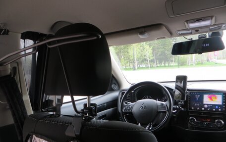 Mitsubishi Outlander III рестайлинг 3, 2019 год, 2 500 000 рублей, 14 фотография
