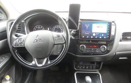 Mitsubishi Outlander III рестайлинг 3, 2019 год, 2 500 000 рублей, 11 фотография