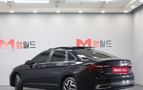 Volkswagen Jetta VII, 2023 год, 1 650 000 рублей, 2 фотография
