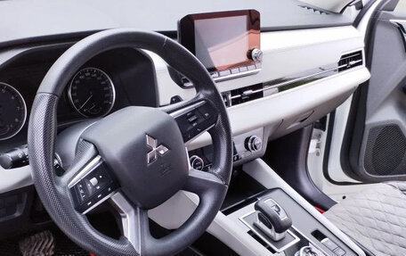 Mitsubishi Outlander, 2022 год, 3 350 000 рублей, 4 фотография